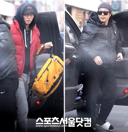 ▲편안한 트레이닝복을 입고 차량에서 내리는 유재석(왼쪽)과 하하.