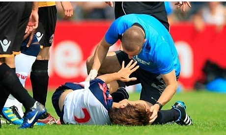 ▲지난해 7월 31일 뉴포트 카운티(5부리그)전에서 톰 밀러의 위협적인 태클에 쓰러진 이청용/ 가디언