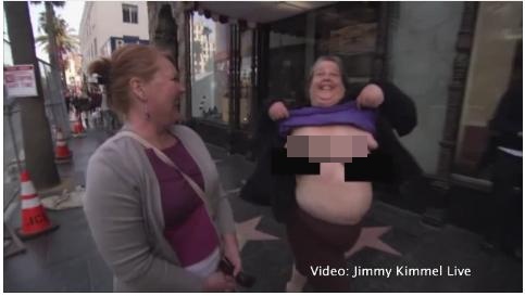 ▲인터뷰 중 가슴 노출하며 지나간 여성. / 미국 ABC방송 캡처