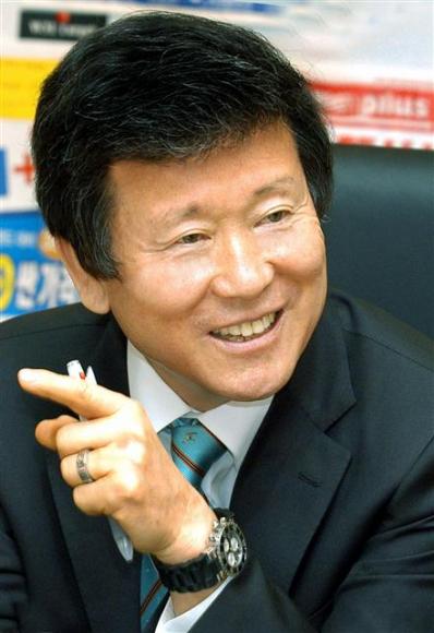 ▲이승한 홈플러스 회장이 이명박 정부의 골목상권 동반성장 정책에 대해 강도높게 비난했다./서울신문 제공