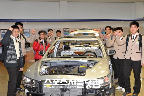 ▲ 현대자동차가 미래의 전문 기술 인재로 성장할 ‘현대차동차 마이스터고 우수학생’ 100명을 최종 선정했다.