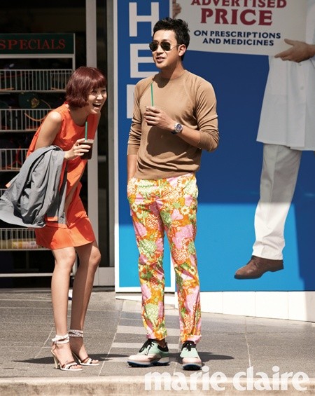 ▲ 화려한 패턴의 바지를 입은 하정우(오른쪽)과 공효진.