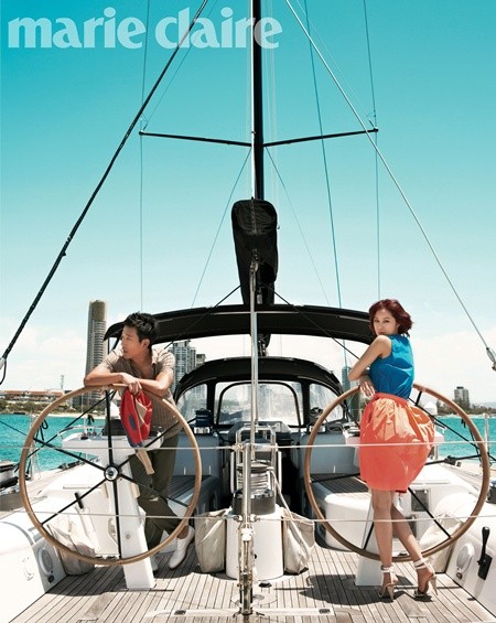 ▲ 요트 위에서 포즈를 취한 하정우(왼쪽)과 공효진.