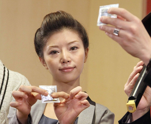 ▲1일, 중국 우한시에서 콘돔 사용법을 설명 중인 아카네 호타루./중신왕 제공