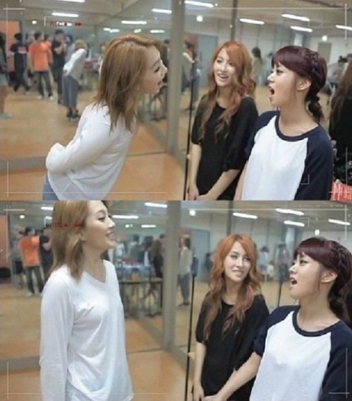 ▲우월한 키로 자이언트 베이비라는 별명으로 불리는 카라 강지영(왼)./ 온라인 커뮤니티