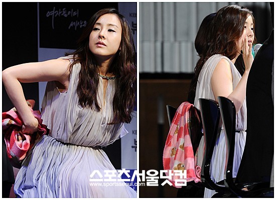 ▲필요없는 담요는 일단 뒤로… -담요가 필요없게 되자 의자 뒤로 넘기고 있는 박은혜.