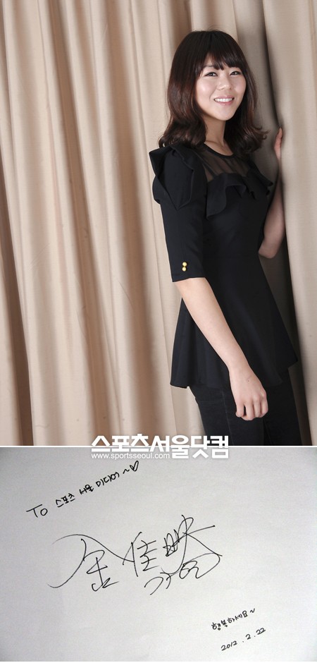 ▲당구에 대한 자신감과 자부심으로 똘똘뭉친 김가영은 영원한 당구여제로 남기위해 또다른 도전을 준비하고 있다. 아래 사진은 김가영의 친필 사인.