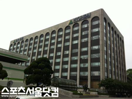 ▲ 현대건설이 2011년 약 12조원을 수주해 국내 건설사 수주 순위 1위에서 5위로 떨어졌다./ 현대건설 본사