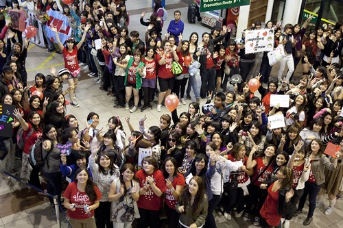 ▲8일 오전(현지시각) JYJ를 위해 칠레 산티아고 공항에 나온 현지 팬들. /씨제스 제공
