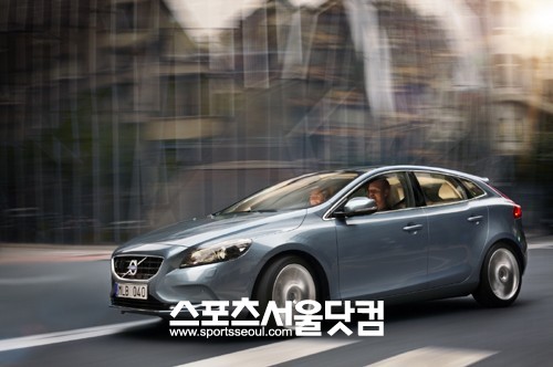 ▲ 볼보자동차 The New V40이 2012 제네바 모터쇼에서 세계 최초로 공개됐다.