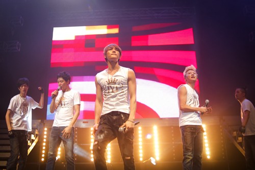 ▲한국 아티스트 최초로 칠레에서 단독 콘서트를 가진 JYJ. /씨제스 제공