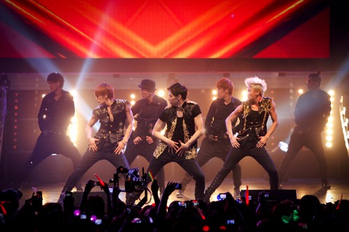 ▲이날 남미 팬들은 JYJ의 노래 전곡과 안무를 따라했다. /씨제스 제공