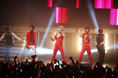 ▲파워풀한 무대로 남미 팬들을 사로잡은 JYJ. /씨제스 제공