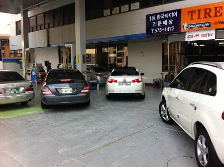 ▲차량으로 붐비는 서울 도곡동 최저가 주유소의 모습.