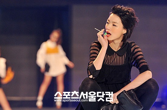 ▲담배피는 포즈를 취하고 있는 안영미.