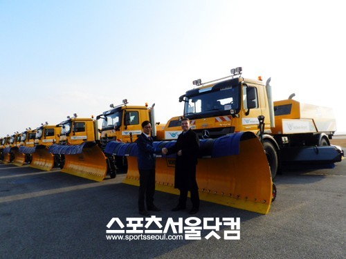 ▲ 다임러 트럭 코리아가 제설작업용 트럭 악트로스 7대를 인천공항에 추가 공급했다.