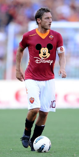 ▲ 프란체스코 토티가 입은 유니폼에 미키마우스 캐릭터를 합성한 사진이 공개됐다 / 아이러브 사커 캡처.