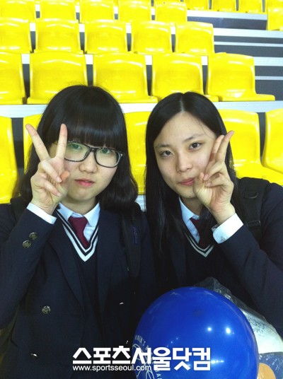 ▲ 여자 프로 농구 매력에 푹 빠진17살 고교 2년생 한지수(왼쪽),이은영 양/ 신원엽 기자