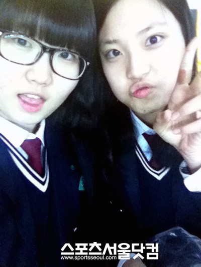 ▲수줍게 사진 촬영에 응하던 이들은 셀카를 찍어달라는 요청에 익살스런표정을 지으며 재밌어 했다.