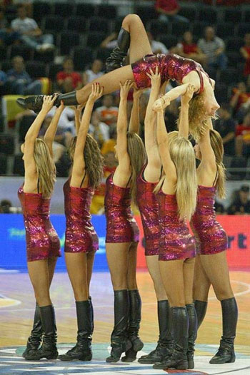 ▲우크라이나 치어리더 팀 ‘레드 폭스’. 사진 출처=englishrussia.com