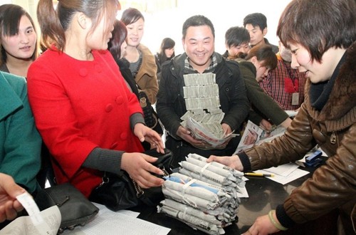 ▲잔돈으로 임금을 지급 받는 상추시 버스회사 직원들./중국 텅쉰뉴스 캡처