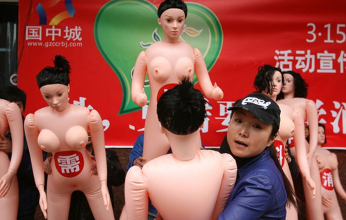 ▲공기인형을 들고 거리로 나선 중국 청년들./중국 포털 왕이 캡처