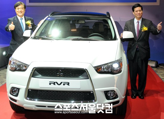 ▲16일 일산 킨텍스에서 마쓰코 오사무 미쓰비시자동차 사장(왼)과 조현호 CXC 회장이 파트너십을 체결하고, 신차 RVR에서 포즈를 취했다.