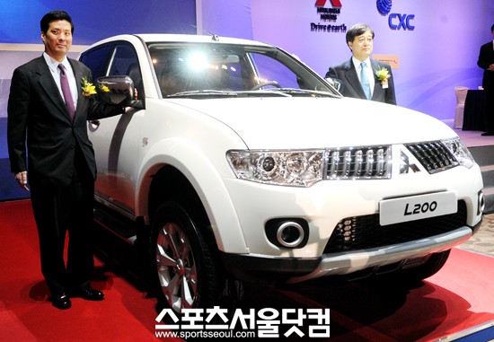 ▲CXC 조현호(왼쪽) 회장과 미쓰비시자동차 마쓰코 오사무 사장이 하반기에 시판 예정인 픽업 트럭 L200 옆에서 포즈를 취하고 있다. /노시훈 기자