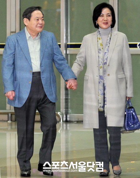 ▲ 16일 이건희 회장과 홍라희 여사가 손을 잡고 귀국하고 있다. /노시훈 기자