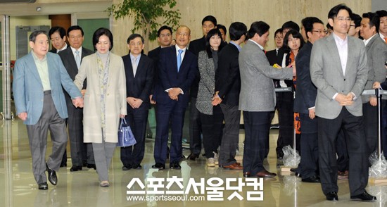 ▲ 16일 이건희 삼성전자 회장 부부가 입국했다. /노시훈 기자