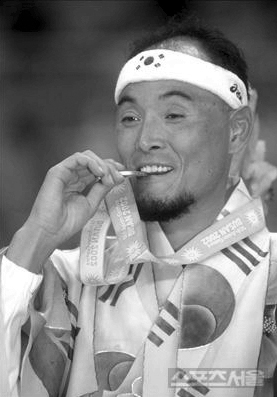 ▲ 국민 마라토너 이봉주(41)가 코리언 레전드로돌아왔다. 사진은 2002년 부산 아시아경기대회 남자 마라톤에서 금메달을 딴 이봉주.