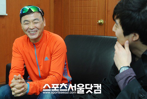 ▲ 인터뷰 내내 가감 없는 답변으로 인생 이야기를 들려준 이봉주(왼쪽).