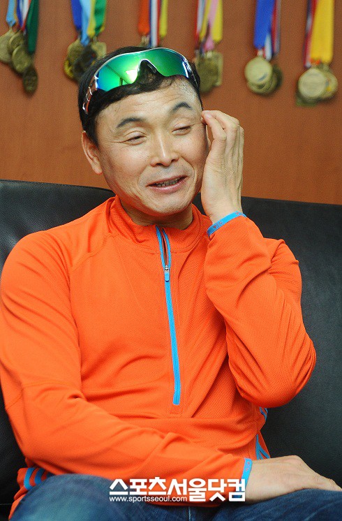 ▲ 어린 시절 운동에 남다른 소질이 있었던 이봉주는 구기 종목에 관심이 많았지만어려운 가정 형편이 발목을 잡았다. 복싱, 태권도 등 다양한 종목을 경험한 뒤 고등학교때부터 육상과 인연을 맺게 된다.