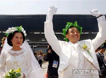 ▲ 지난 2002년 김미순(왼쪽)씨와 결혼한 이봉주. 사진은 결혼식이 열린 잠실종합경기장에서 만세를 외치고 있는 이봉주.