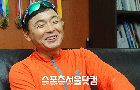 ▲ 학창 시절 뒷 이야기를 하던 중 웃음을 보인 이봉주.