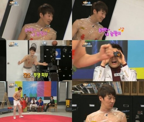 ▲신화 방송 1회에서 살신성인 웃음으로 상황을 이끈 전진. /JTBC 신화 방송 방송 캡처