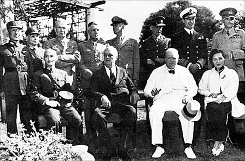 ▲1943년 카이로 회의에 참석한 쑹메이링(아래 오른쪽 끝)./이스트머니닷컴 제공