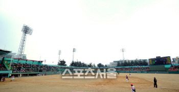 ▲18일 청주야구장에서 열린 2012 프로야구 한화와 넥센의 시범경기에 많은 팬들이 관중석을 채우고 있다.