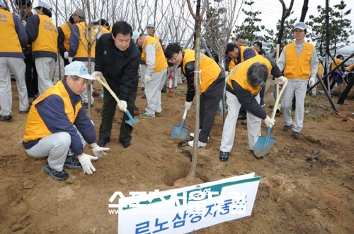 ▲ 르노삼성자동차 그린 부산 조성 나무심기 행사