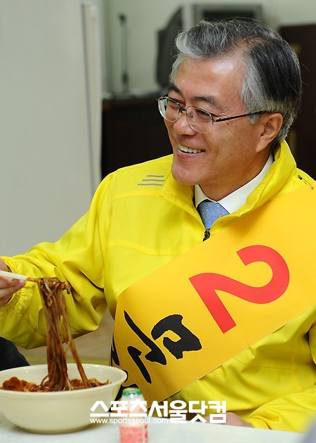 ▲20일 오전 부산 사상구 모란동의 한 복지관을 찾은 문재인 민주통합당 후보가 유권자들과 인사를 나눈 뒤, 짜장면으로 점심을 해결하고 있다. /이새롬 기자