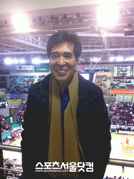 ▲ 후배들의 경기를 예리한 눈빛으로 지켜본 신선우 KBL 기술위원장./ 인천=신원엽 기자