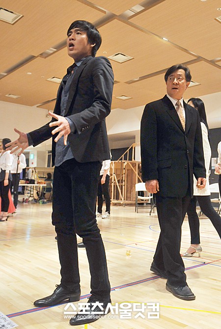 ▲파리의 연인 연습실 공개에서 열연 중인 정상윤(왼쪽)과 송영창. /문병희 기자