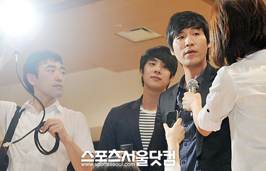 ▲열연 중인 정상윤(맨 오른쪽).