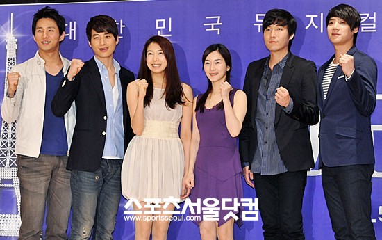 ▲원작의 인기를 뛰어넘기 위해 필승을 다지는 뮤지컬 파리의 연인 주연배우들. 장우수, 이지훈, 방진의, 오소연, 정상윤, 런(왼쪽에서부터). /문병희 기자