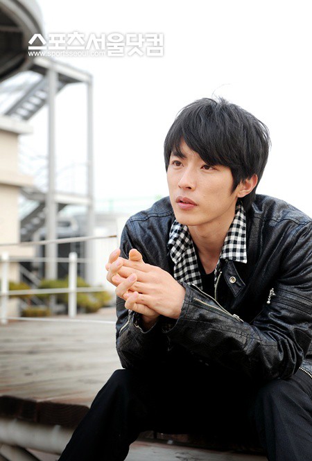 ▲ 먼산을 보며 공허한 표정을 짓고 있는 임지규.