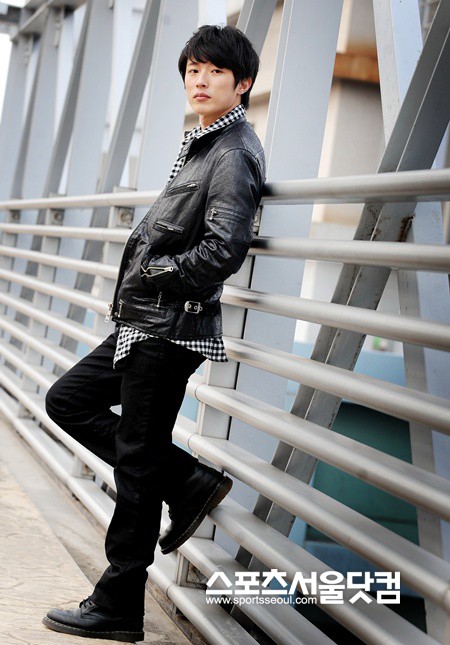 ▲ 검은색 의상으로 다소 강렬한 느낌을 표현한 임지규.