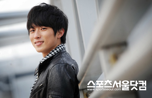 ▲ 카메라를 향해 밝은 미소를 짓고 있는 임지규.