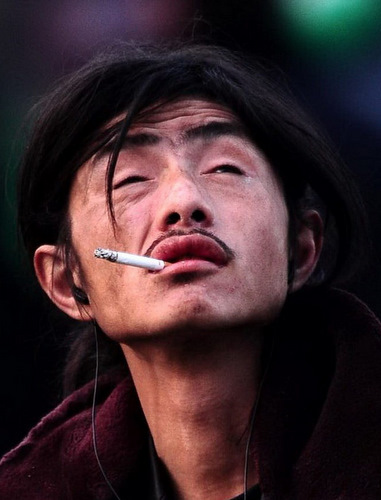 ▲축구 때문에 가출해 노숙자 생활을 하고 있는 저우쉬./중국 텅쉰 제공