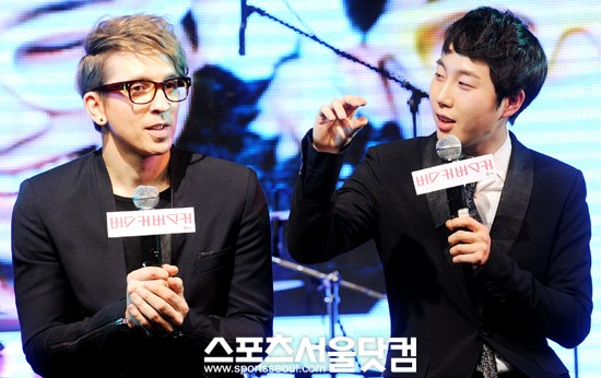 ▲장범준(오른쪽)이 26일 열린 1집 쇼케이스에서 브래드의 영어 통역을 하고 있다. /노시훈 기자