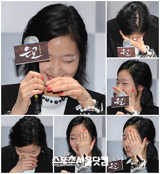 ▲27일 은교 제작발표회에서 베드신의 질문에 부끄러워하는 김고은. /이새롬 기자